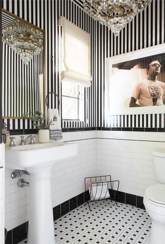 originálna dekorácia toalety, nápad na obloženie stien toalety s čiernobielymi tapetami, lustrové stropné osvetlenie s kryštálmi