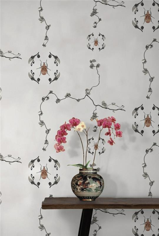 trompe l'oeil tapet med insekt- och lövmotiv, entrévägg med minimalistiskt bord med krökt vas med kinesiska motiv, med blommor i rosa och vitt