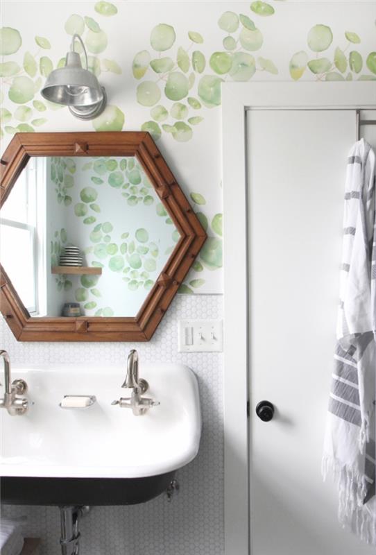 malý priestorový usporiadanie WC, model toaletnej tapety s ovocnými vzormi v pastelovo zelenej farbe, zrkadlový model s rámom z tmavého dreva
