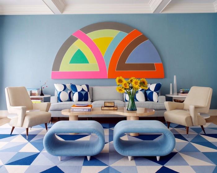 lägenhetsdekoration, blåmålade väggar, vitt tak med gipsdekoration, ljus och mörkblå matta med triangulära mönster