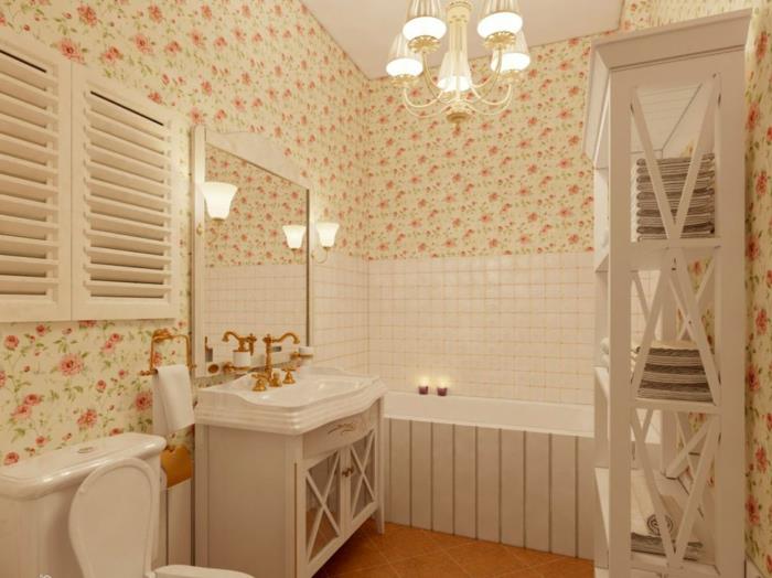 litet badrum, shabby tapeter med blommotiv, vit handfat, vit byrå och guldkran, vitt pelarkabinett, barock taklampa