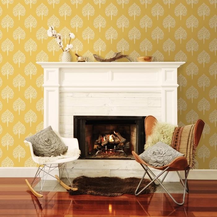 útulná obývačka s bielym krbom, vzor tapety v horčicovej farbe so vzorom stromu, koberec z umelej kožušiny hnedej imitácie zvieracej kože