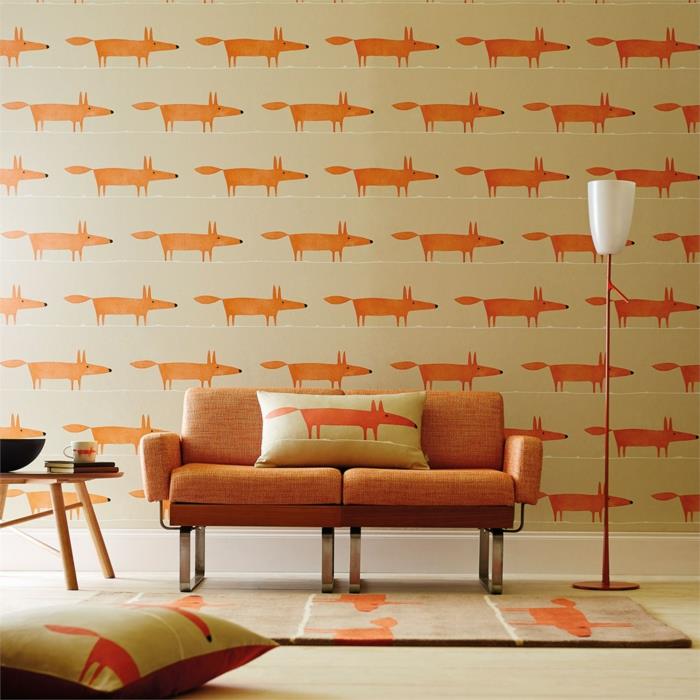 jätteaffisch trompe l'oeil tapet med orange rävar på beige bakgrund, golvlampa i tegelfärg med vit nyans, beige fyrkantig matta med orange rävar, stor kudde med orange rävar