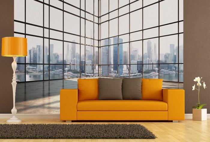 trompe l'oeil tapet med New York skyskrapor mönster i blå och grå färger, ljusbruna väggar, senapsgul soffa, rektangulär matta i kolgrå, ljus beige PVC -parkett, beige blomkruka med vit orkidé