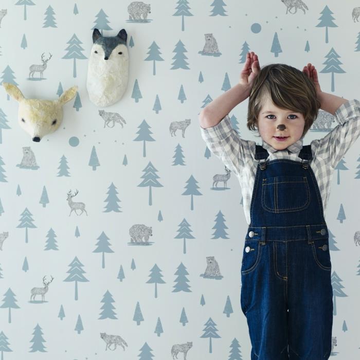 jätte trompe l'oeil tapetaffisch med granar, skog, skogsdjur, björn, rådjur, varg, två huvuden av papper machedjur på väggen