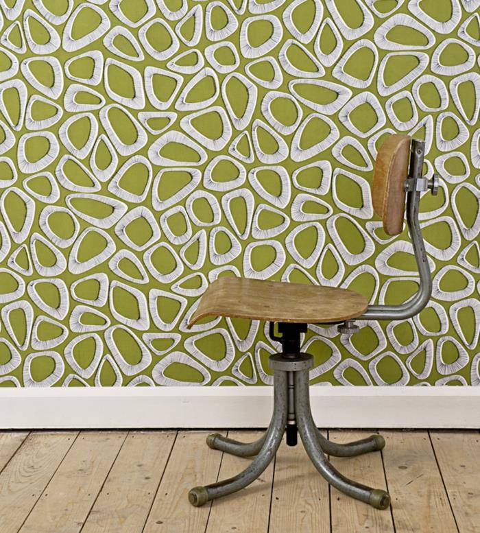 trompe l'oeil tapet i reseda grönt och vitt, geometrisk tapet, grov parkett i beige, stol i industriell stil; l med silverfärgade metallben, ljust trärygg