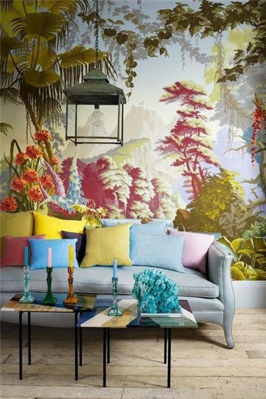 liberty tapeter i ljusa färger med skogs mönster från Amazonas, möbler i asiatisk stil, två soffbord med svarta metallben, parkett i ljus beige, soffa i pastellblått, ljusstakar i 3 färger blå, grön och gul
