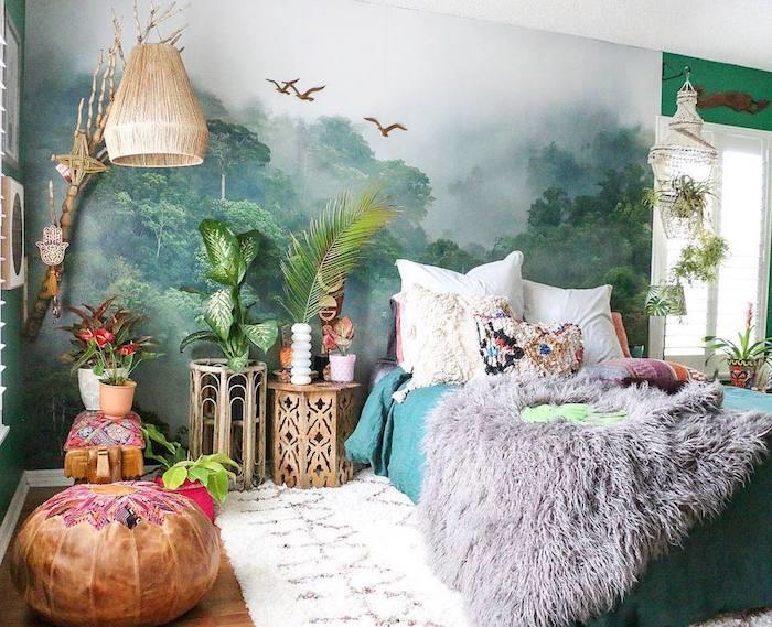 tropické tapety, orientálne pufy, bohémska elegantná posteľná bielizeň, orientálna závesná lampa a nočný stolík, mäkký koberec, zvierací pléd