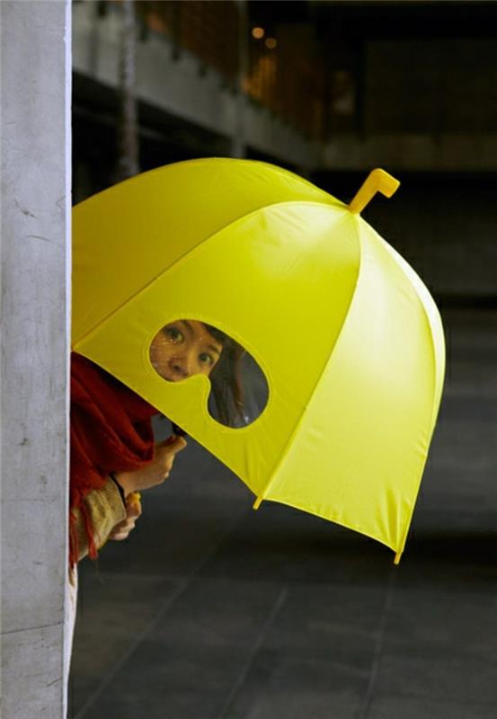 hľadáčik so žltým dieťaťom-zvončekom-dáždnikom