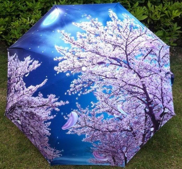 dáždnik-pevné-biele-kvety-na-tmavo-modrom-zmenenom pozadí
