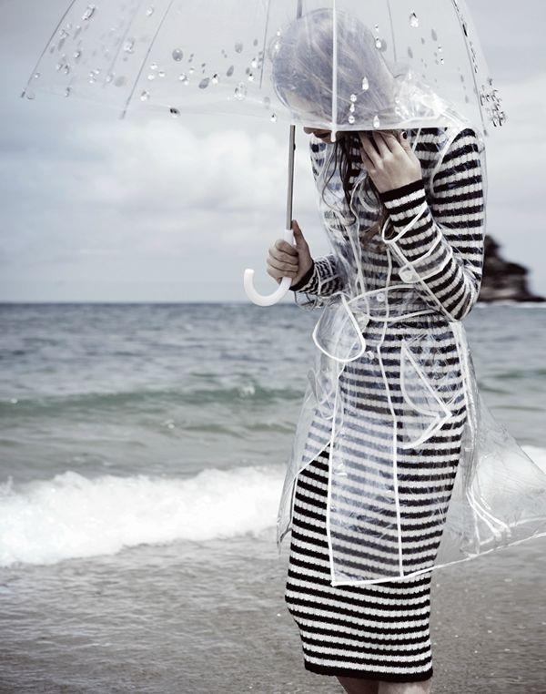 transparentné šaty s dáždnikom a prúžkami