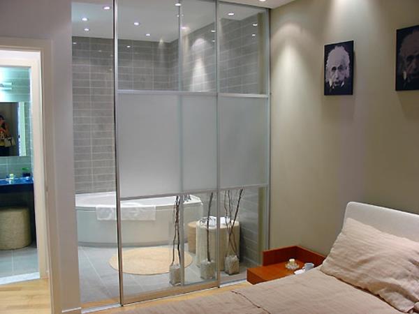 glidande-bad-skärm-nära-ett-sovrum