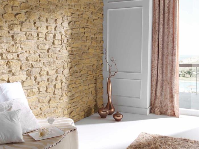svetlá obývacia izba alebo spálňa s bielou podlahou a béžovou kamennou stenou
