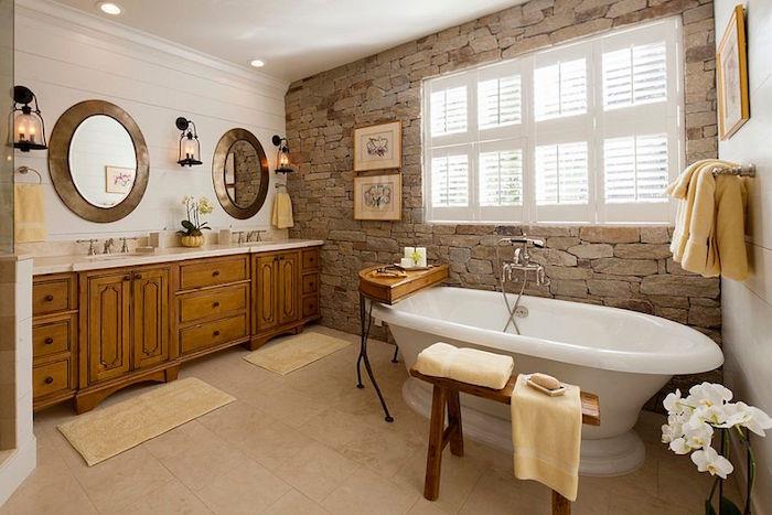 Vintage kúpeľňa s voľne stojacou vaňou a stenou s kamenným efektom