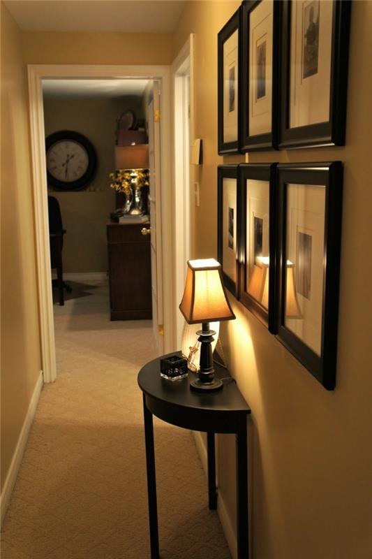 pareti-dekorera-corridoio-pavimento-colore-beige-quadri-tavolino-legno-lampada-lampskärm