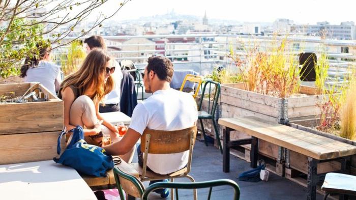 Moderná kaviareň s výhľadom na Montmartre