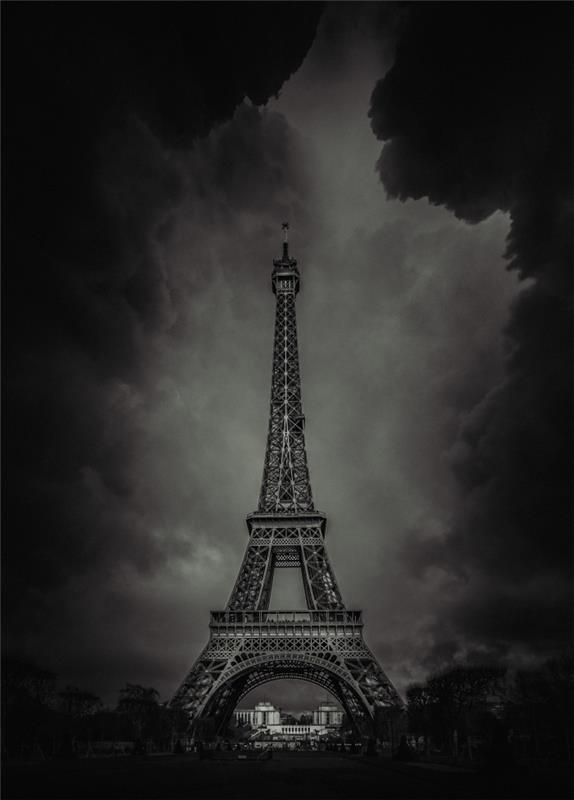 vackert svartvitt fotografi av paris under stormen, eiffeltornet omgivet av hotfulla moln