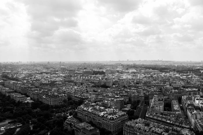 panoramautsikt över paris, vackert svartvitt foto av paris under molntäckt himmel, stadsbildsfotografering
