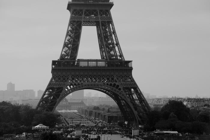 panoramautsikt över eiffeltornet under den grå himlen i paris svartvitt, svartvit stadsbild präglad av nostalgi