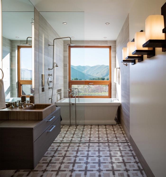 idé hur man dekorerar ett litet badrum med badkardusch, grafiskt kakelmönster i brunt och vitt