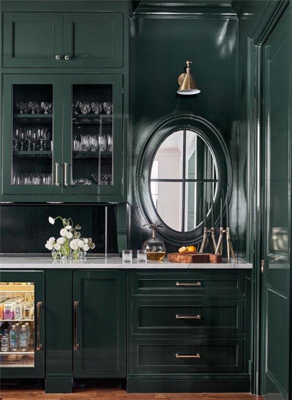 تصميم حديث في مطبخ مطلي باللون الأخضر الداكن ومجهز بأثاث داكن وسطح عمل أبيض