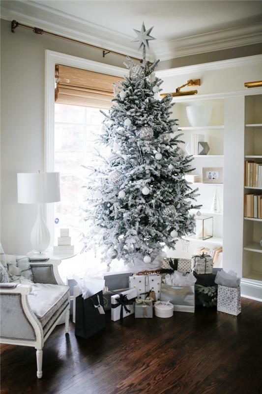 konstgjord julgransmodell med vita grenar dekorerade med silverprydnader, julgransdekorationsidé i vitt och silver