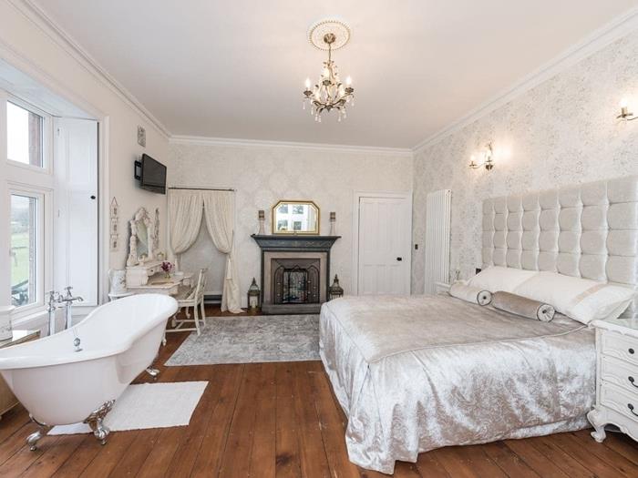 drevené parkety kúpeľňa v spálni prikrývka na posteľ luster biele závesy dekoratívny krb zlatá zrkadlová tapeta