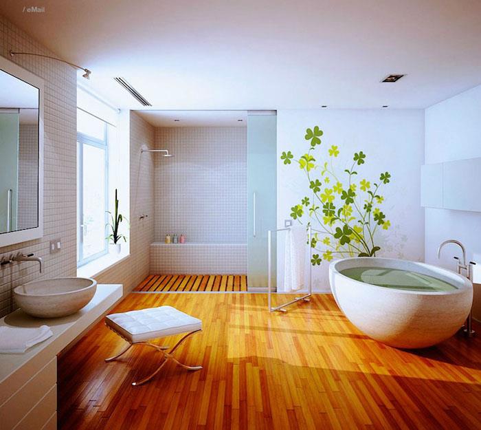 حمام كبير على أرضية باركيه مع حوض استحمام قائم بذاته ودش إيطالي على الخشب وملصق حائط من نبات البرسيم