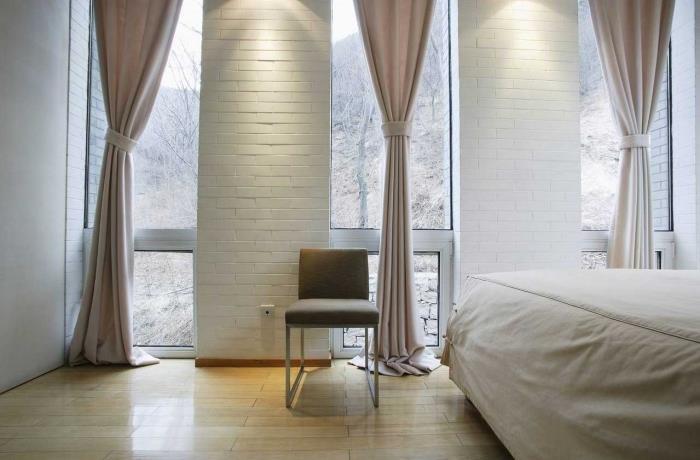 vilken färg för sovrum för vuxna med minimalistisk design, långa gardiner i pastellrosa nyanser och ljus träparkett