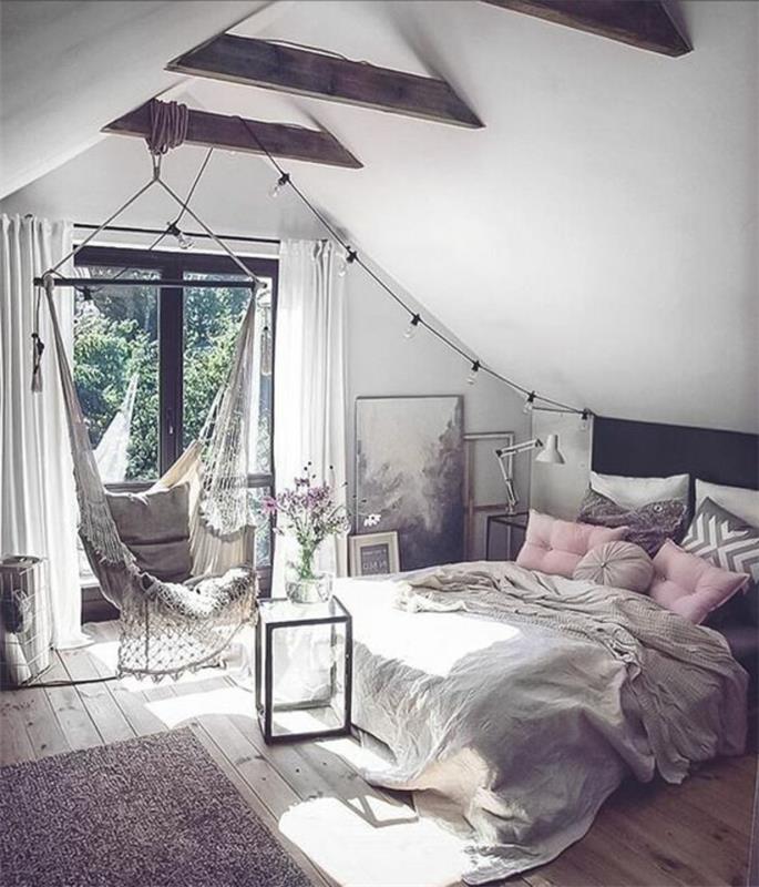 träparkett, gunga, säng, grå sängkläder, rosa och grå kuddar, grå matta, vit väggfärg, parkett, rosa och grå sovrumsmodell