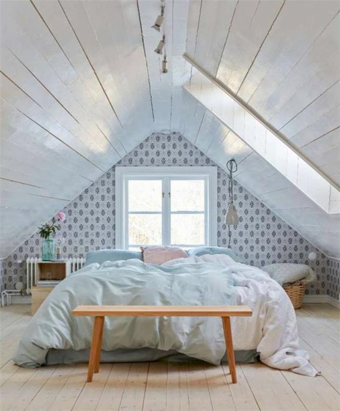 ljus trä parkett, säng säng ände, blå sänglinne, mönstrad tapet accent vägg, vitt trätak, vind layout
