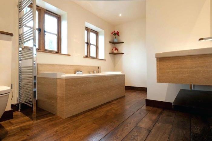 الحمام على باركيه خشبي داكن مع إطار حوض استحمام باللون البيج وجدار أبيض