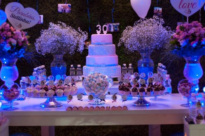 anordna en snygg 30 års födelsedagsfest för kvinnor, bordsdekoration i blått och pastellrosa med blommor