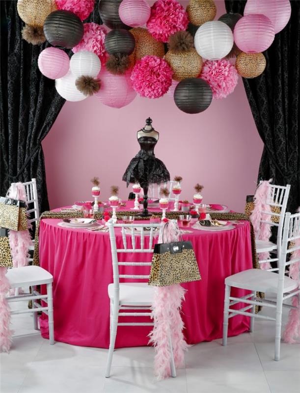 exempel på vuxen kvinnas födelsedagsborddekoration, dekoration i rosa och svart med guld accenter och leopardtryck