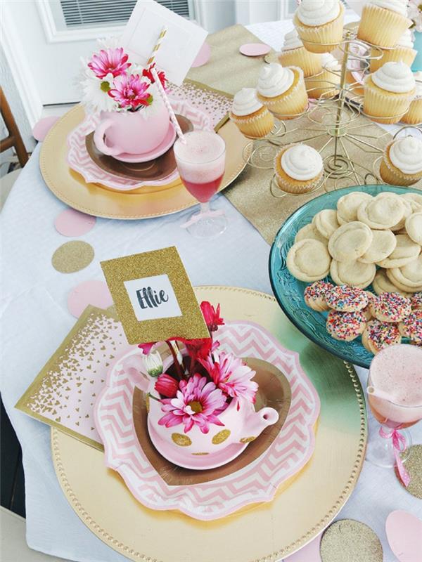 dekorácia narodeninového stolu pre dievča, aranžmán na slávnostný stôl s dezertmi a kvetmi, šablóna obrúska ružovej a zlatej farby