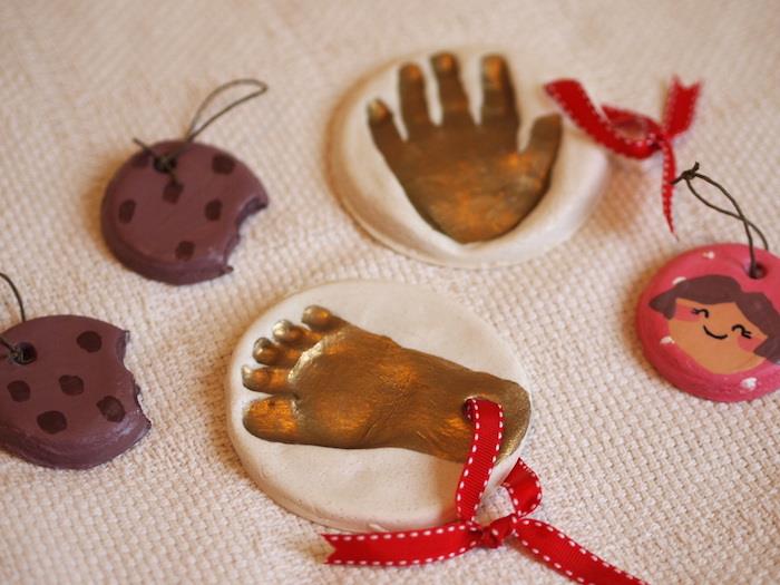 malé originálne predmety v slanej paste namaľované odtlačkami nôh a rúk a falošné sušienky so stužkou na zavesenie zo stromu