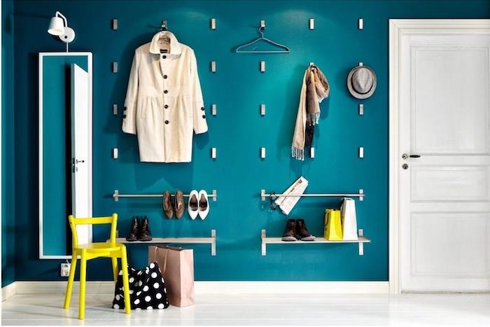 خطاف المعطف الأصلي في خطافات معدنية مثبتة على جدار أزرق بطة ، لهجات ديكور صفراء ، تخزين الملابس والأحذية