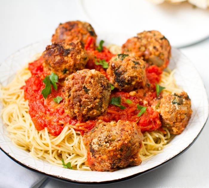 klasický recept na romantickú večeru doma, talianske cestoviny s paradajkovou omáčkou a mleté ​​fašírky