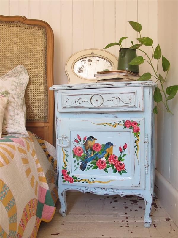 patina kus nábytku, nočný stolík prekreslený na modrú s efektom patiny nábytku a ručnou kresbou kvetinových a vtáčích vzorov, vintage vidiecky nábytok a dekor