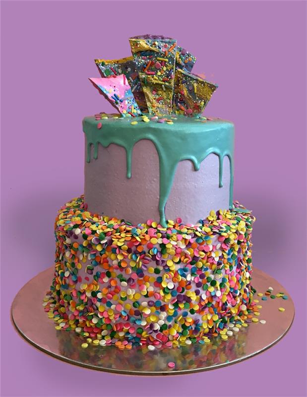 narodeninová torta s farebnými vločkami, purpurovou polevou, dezert vytesaný v cukrovej paste
