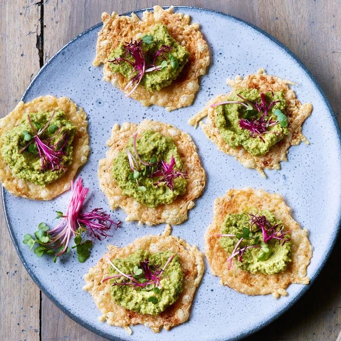 Parmezánové steaky s guacamole, ktoré budú hosťom slúžiť ako vianočné predjedlo a predjedlo