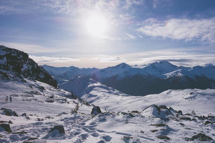 snöigt landskap på toppen av whistlerberget, solig himmel, idé för skidortbesök