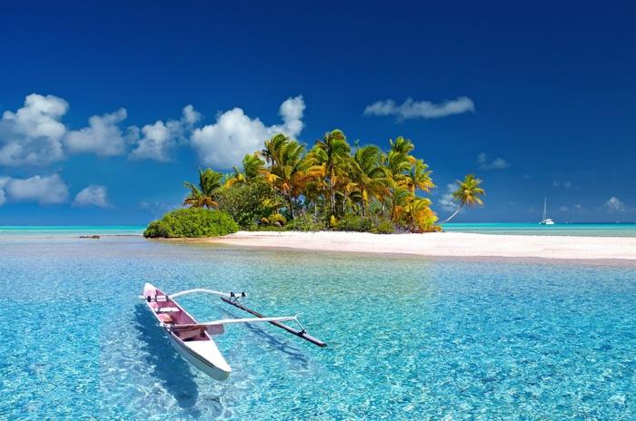 himmelsk plats, drömlandskap, himmelsk plats, världens vackraste strand, palmer i havsvinden på en ö mitt i ett hav med genomskinligt blått vatten