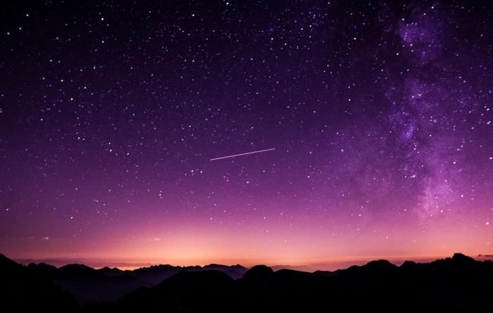 خلفية أنيقة لتخصيص جهاز الكمبيوتر الخاص بك ، وصورة المناظر الطبيعية الليلية مع الصور الظلية الجبلية والسماء الأرجواني