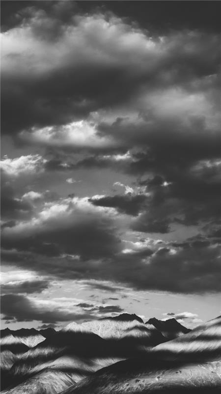 vacker svartvit bild av skuggspel på ett bergskedja, de vackraste panoramabilderna i svartvitt