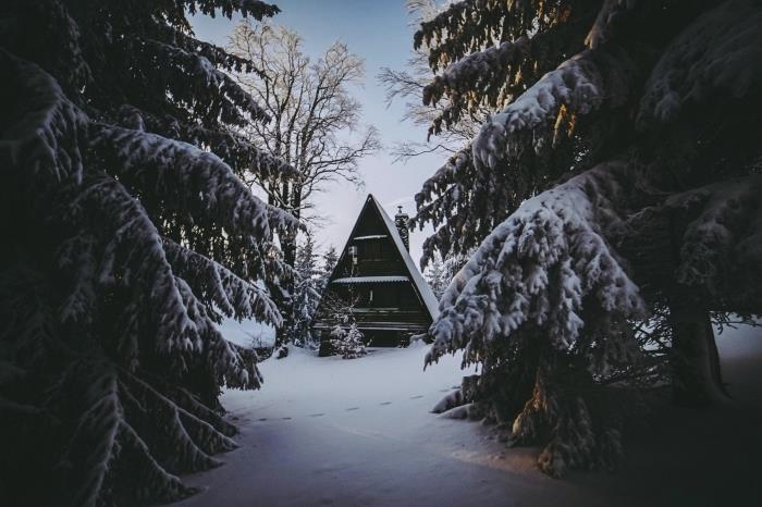 gratis tapeter för dator på vinter- och jultema, vacker julbildidé med ett trähyddlandskap och snöiga granar