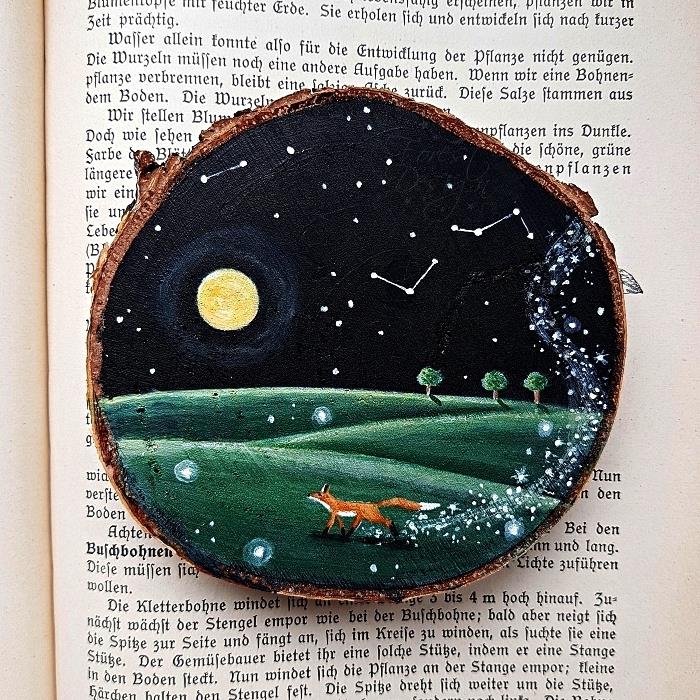akrylmålning på trä, nattlandskap på en skiva av trä stock, räv trä bild, stjärnhimmel och måne i akryl