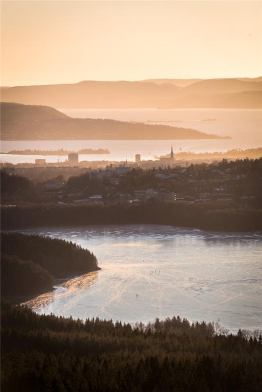 nádherná panoramatická krajina nórskeho hlavného mesta pri západe slnka, ktorá ukazuje blízkosť mesta k prírode