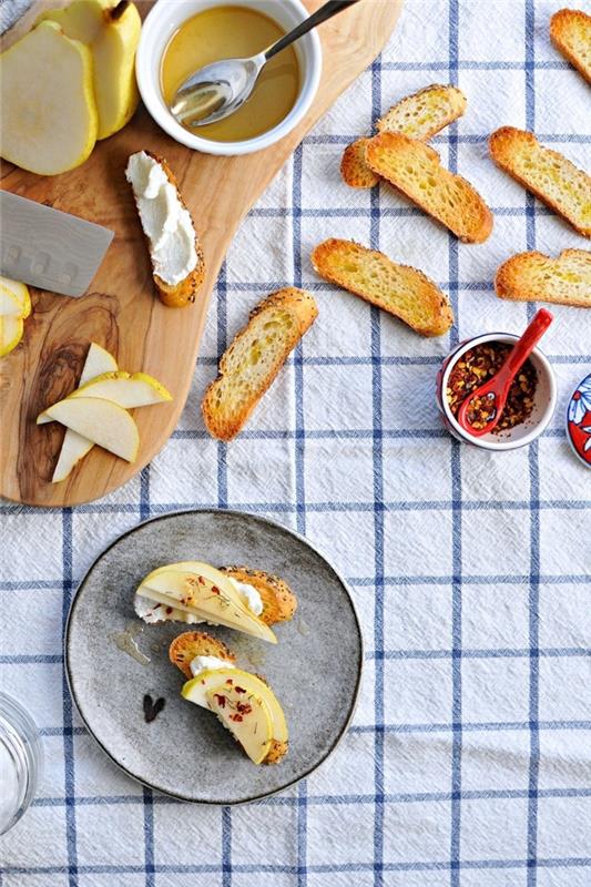 bakad skiva bruschetta, päron på toppen, med honung, veganska superbowl -snacks