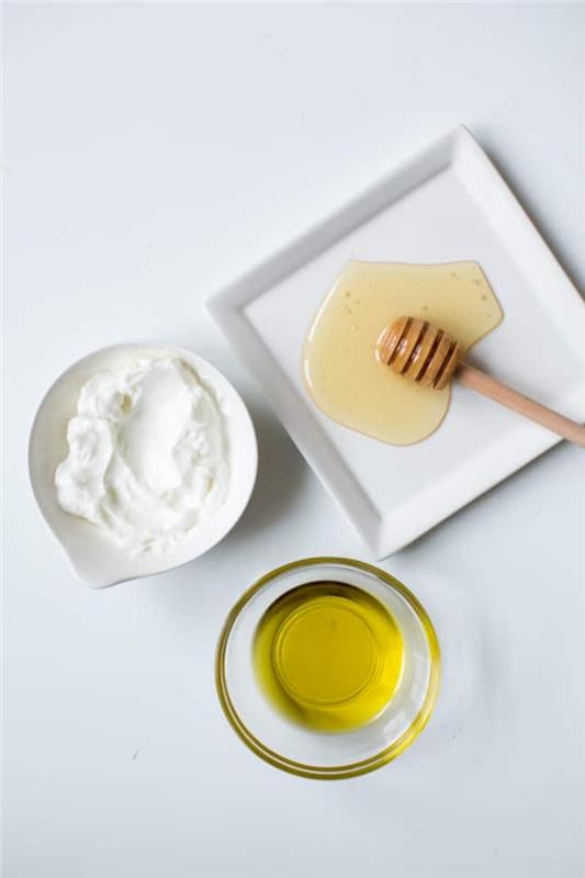 en hemlagad återfuktande mask med yoghurt, honung och olivolja som också fungerar som en hårmask